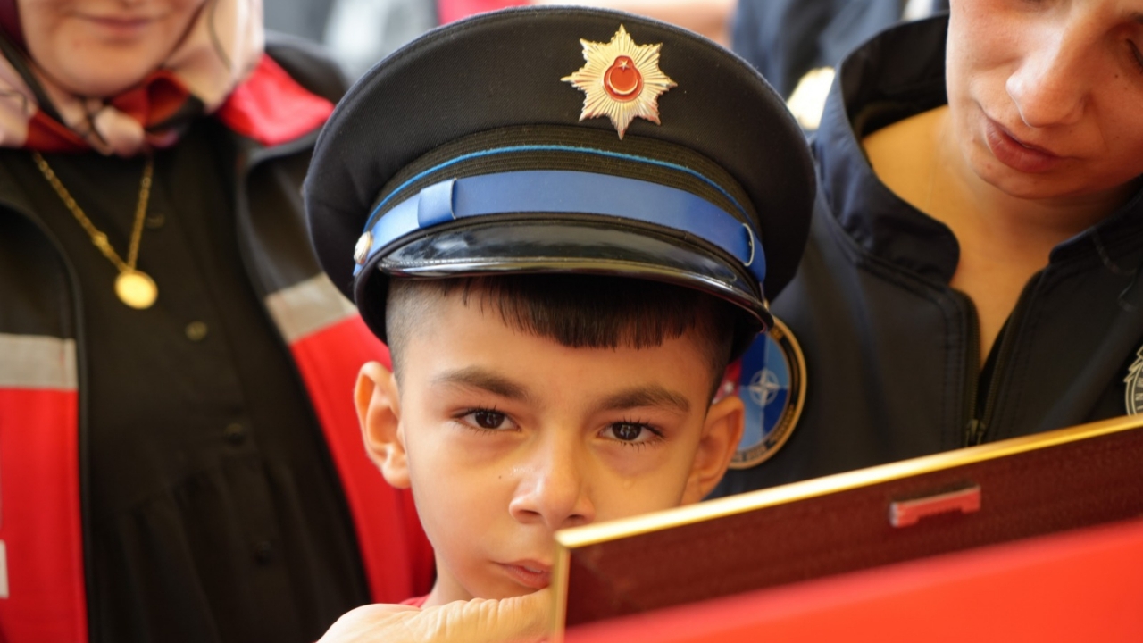 Şehidin eşi ve çocuğundan yürek yakan veda: Babaya son sarılış (Foto Galeri) 