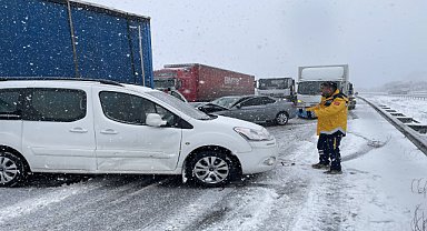 Anadolu Otoyolu'nun Bolu kesiminde zincirleme kaza ulaşımı aksattı