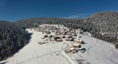 Beyaz örtüyle kaplanan Kulakkaya Yaylası drone ile görüntülendi