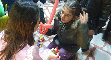 DEPREMZEDE ÇOCUKLARA TİYATRO GÖSTERİSİ