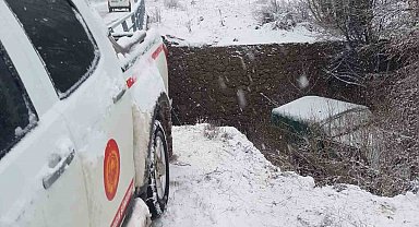 Giresun'da buzlu yolda kayan araç köprüden uçtu: 4 yaralı