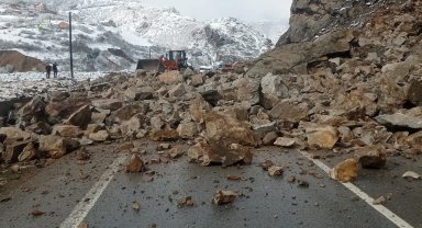 Gümüşhane-Kürtün yolunda heyelan
