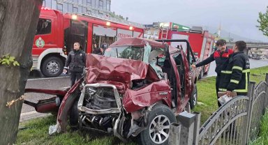 Ağaca çarpıp hurdaya dönen pikaptan sağ çıktılar