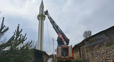 Alucra'da depremde hasar gören minare yıkıldı