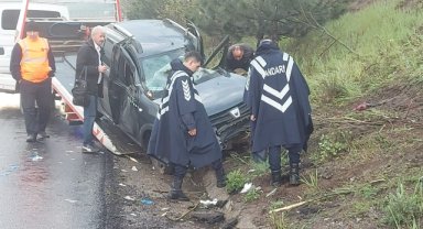 Anadolu Otoyolu'nda devrilen otomobildeki 3 kişi ağır yaralandı