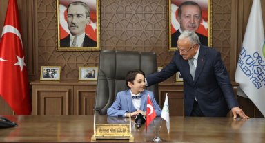 Başkan Güler, koltuğunu minik depremzede Kağan'a teslim etti