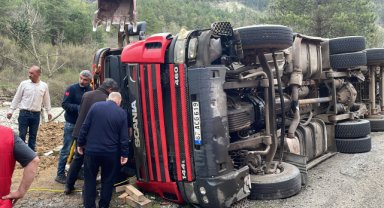 Bolu'da devrilen tırda sıkışan kişi itfaiye görevlilerince kurtarıldı