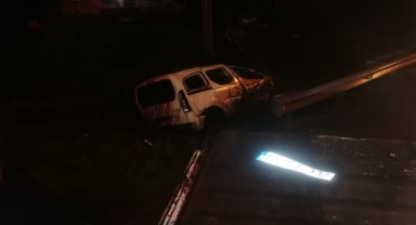 Çarşamba'da devrilen hafif ticari aracın sürücüsü yaralandı