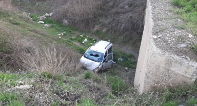 Çorum'da dere yatağına devrilen araçtaki 3 kişi yaralandı