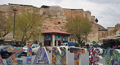 Deprem yüzyıllardır ayakta olan tarihi yapıları da yıktı