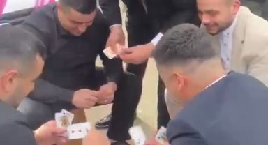 Düğün konvoyunun önünü kestiler, iskambil oynayıp bahşiş aldılar
