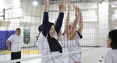 Hastane çalışanları kansere dikkat çekmek için voleybol maçı yaptı