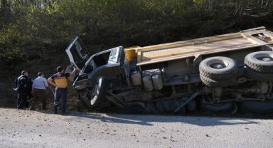 Kastamonu'da devrilen hafriyat kamyonunun sürücüsü yaralandı