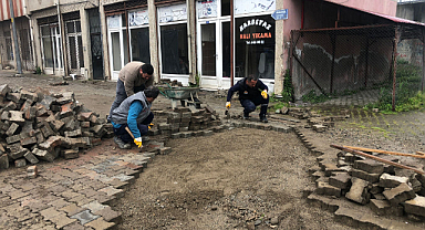 Kilitli parke bakım ve onarım çalışması yapılıyor