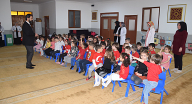 Minik öğrencilerden 23 Nisan Etkinliği