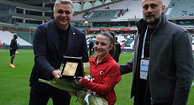 Şampiyon'a maç öncesi plaket