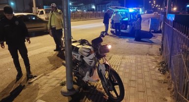 Samsun'da hafif ticari araçla çarpışan motosikletteki 2 kişi yaralandı