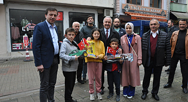 Temur, çocukların bayram coşkusuna ortak oldu