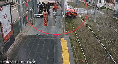 Tramvay istasyonunda ölümün teğet geçtiği anlar kamerada