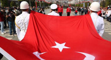 Atatürk'ü temsil eden bayrak karaya çıktı