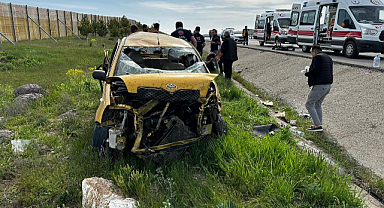 Deprem bölgesine oy vermeye gittiler, dönüş yolunda takla attılar