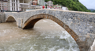 Dereli'de sel afeti sonrası dere genişletilince köprü uzatıldı