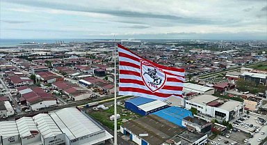 'Dünyanın en büyük kulüp bayrağı' Samsun'da dalgalanıyor
