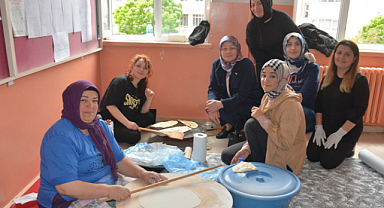 Görele'de, Hatay'daki kardeş okul için kermes düzenledi
