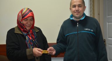 Görele'de sokakta bulunan altın bileklik sahibine teslim edildi