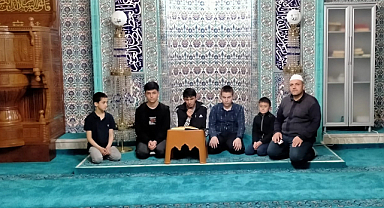 Hafız öğrenciler Kur'an okudu, dua etti