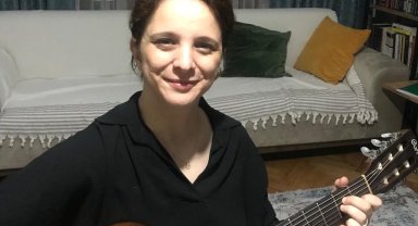 Her yıl anneleri için "Anneler Günü" bestesi yapıyorlar