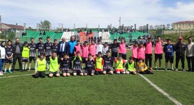 Kadın antrenörün çalıştırdığı erkek futbol takımı şampiyon oldu