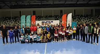 Küçükler Badminton Türkiye Şampiyonası'nda kupalar sahiplerini buldu