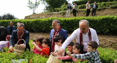Rize protokolü minik öğrencilerle beraber çay bahçesine girdi