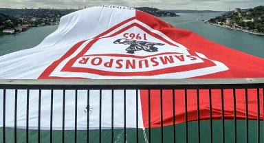 Şampiyon Samsunspor'un bayrağı İstanbul Boğazı'na asıldı