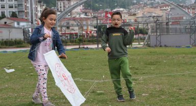 Uçurtma şenliğinde çocuklar doyasıya eğlendi