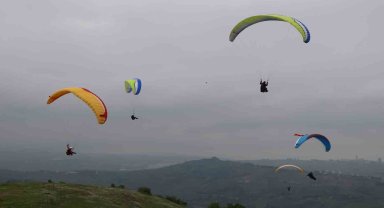 Yamaç paraşütçüleri 19 Mayıs'a özel Türk bayraklarıyla uçtu