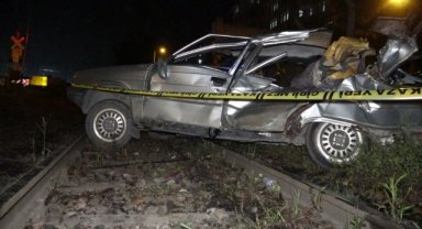 Zonguldak'ta yolcu treni otomobile çarptı