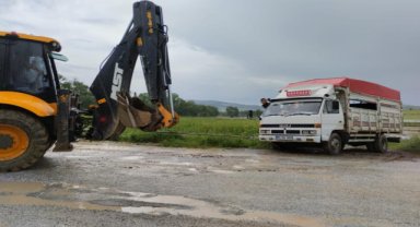 Artova'da sağanak nedeniyle tarlada mahsur kalan aile kurtarıldı