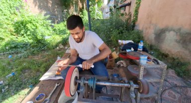 Bıçak bileme yaparak ek gelir elde ediyor