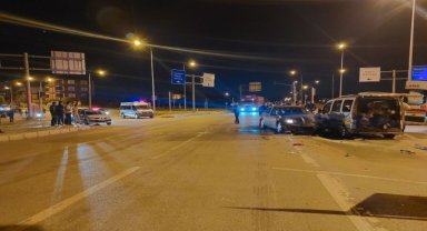 Çorum'da iki otomobil çarpıştı, 3 kişi yaralandı