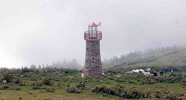 Denize 40 km mesafedeki tepeye deniz feneri yaptılar