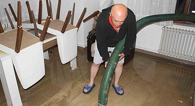 Dere taşkını yaşandı, bazı evleri su bastı