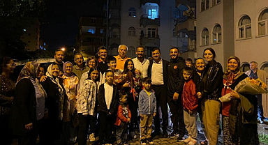 Deva Dübüş, çiçeklerle karşılandı