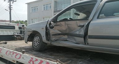İki araç çarpıştı 4 yaralı