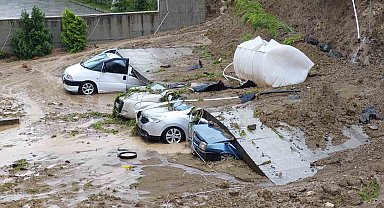 İstinat duvarı 5 aracın üzerine devrildi: Olay anı kamerada