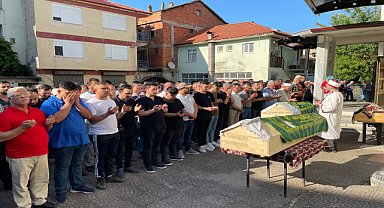 Kazada ölen aile toprağa verildi