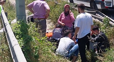Kontrolden çıkan otomobil yayalara çarptı: 2 yaralı