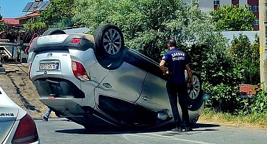 Park halindeki araca çarpan otomobil takla attı: 1 yaralı