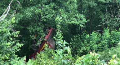 Rize'de şarampole yuvarlanan kamyonetin sürücüsü yaralandı